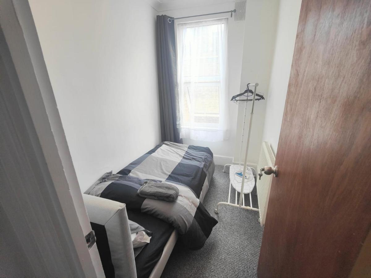 Lovely 3 Bedroom Serviced Apartment In Leytonstone Лондон Екстер'єр фото