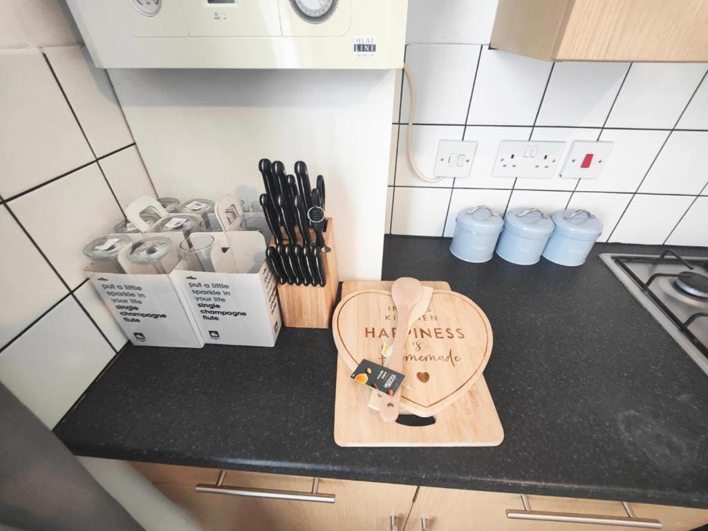Lovely 3 Bedroom Serviced Apartment In Leytonstone Лондон Екстер'єр фото