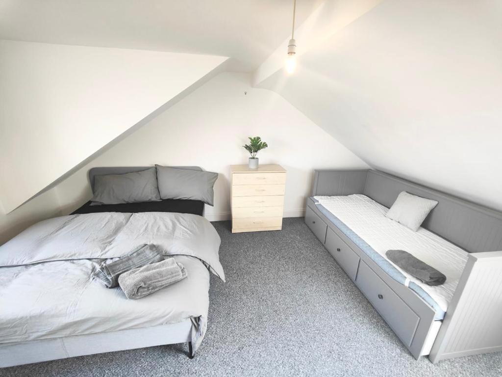 Lovely 3 Bedroom Serviced Apartment In Leytonstone Лондон Екстер'єр фото