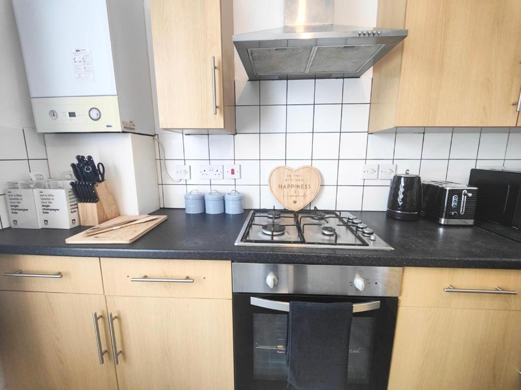 Lovely 3 Bedroom Serviced Apartment In Leytonstone Лондон Екстер'єр фото