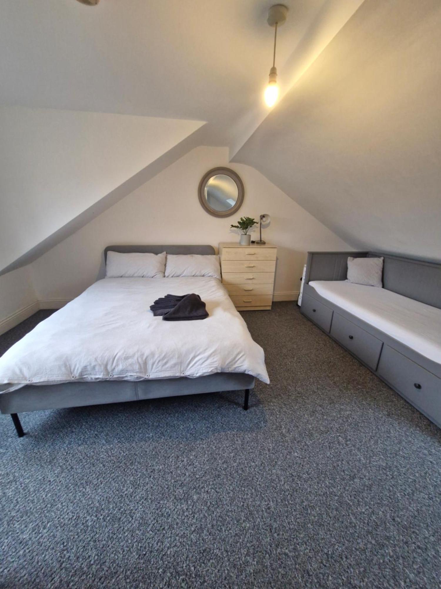 Lovely 3 Bedroom Serviced Apartment In Leytonstone Лондон Екстер'єр фото